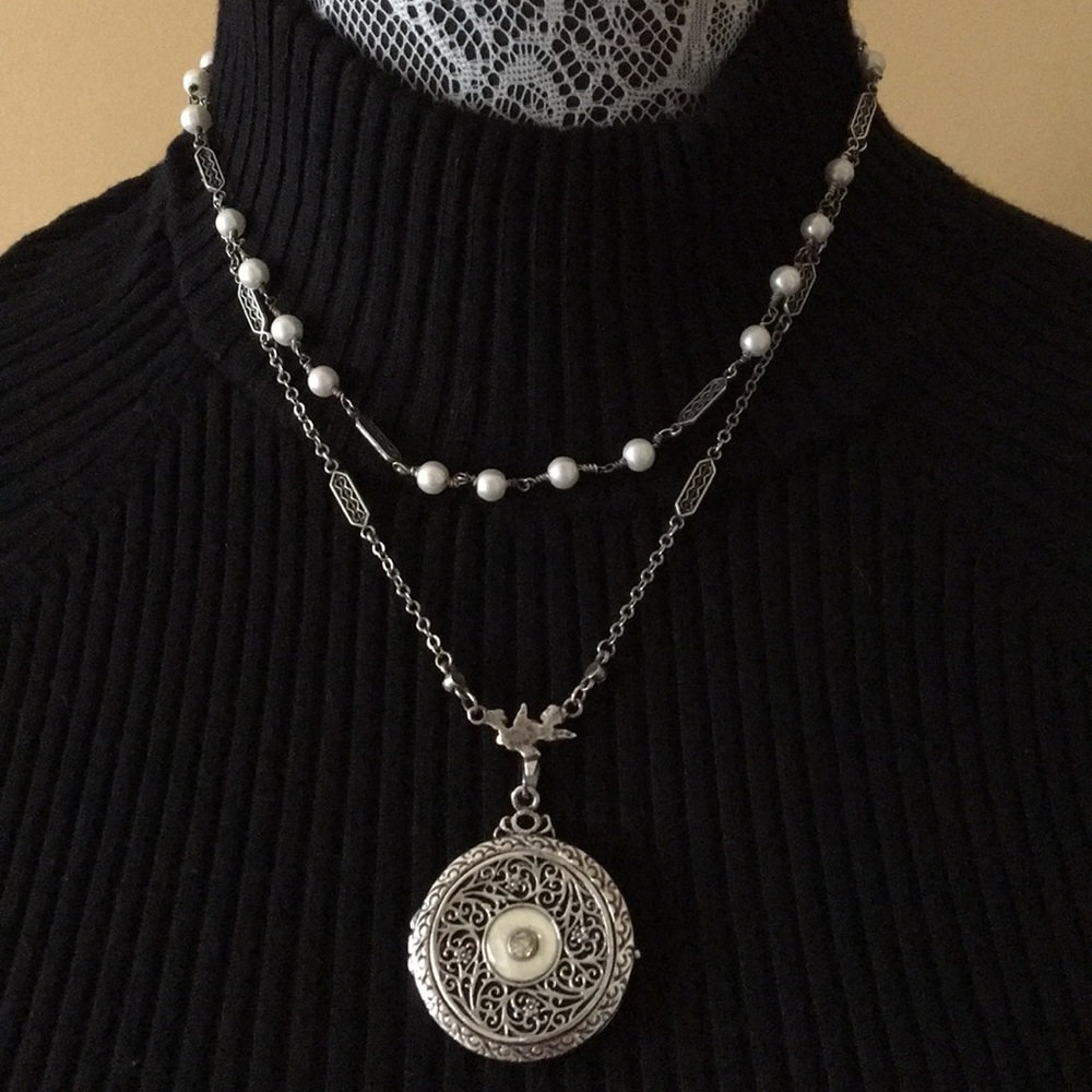Gorgeous layered Locket Necklace. - Picture 1 of 4